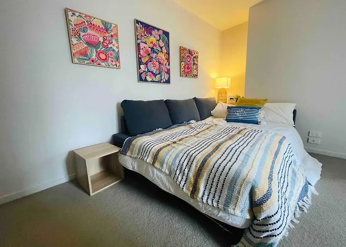 A River-Side 2Bdm Footscray Oasis + Parking